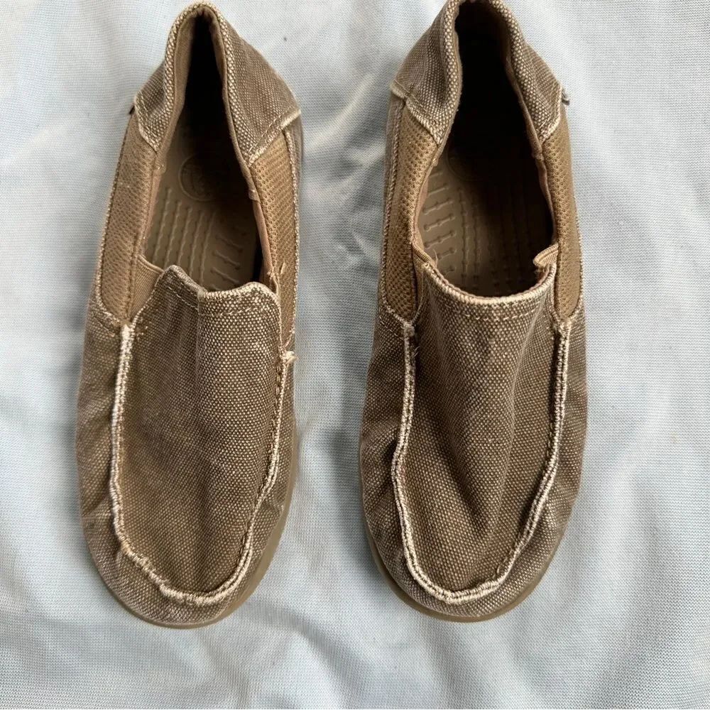 Crocs Kids Santa Cruz Slip on Loafer Canvas Tan Brown Size J2 good condition